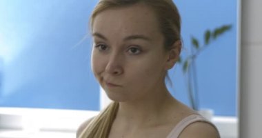 Diş macunu banyoda kullanan kadın