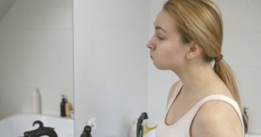 Diş macunu banyoda kullanan kadın.