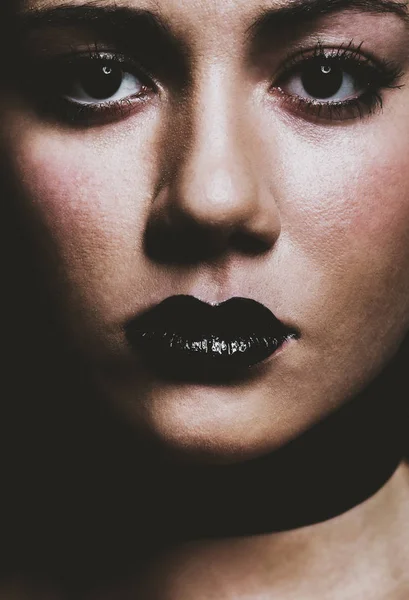Mulher com maquiagem escura — Fotografia de Stock