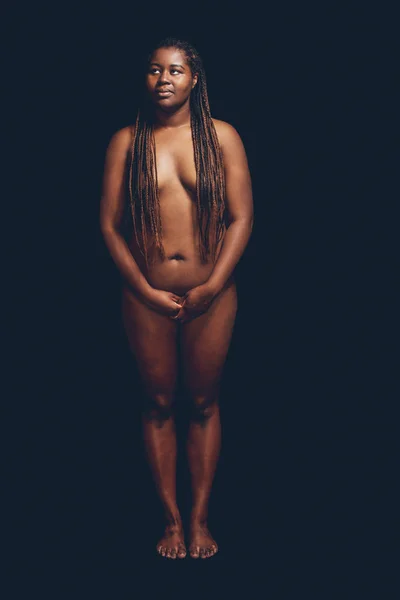 Hela silhuetten av afrikansk kvinna — Stockfoto