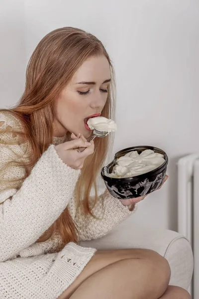 Грустная женщина ест мороженое — стоковое фото