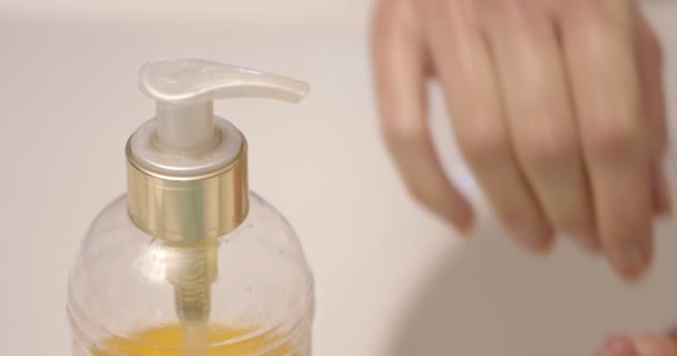 Pumping liquid soap — Stock Video