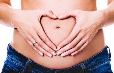 Göbek üzerinde elle yapılan kalp