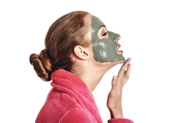 Vista lateral de la mujer en la máscara facial —  Fotos de Stock