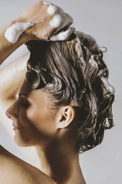 Vrouw wassen haar - haarverzorging — Stockfoto