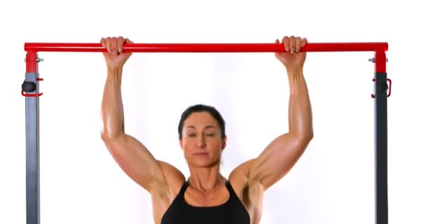Подъезжает мускулистая женщина — стоковое видео