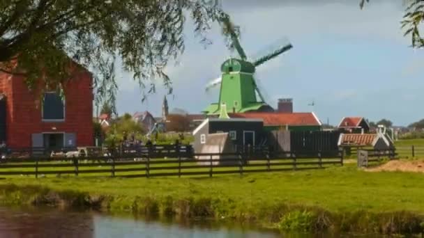 Openluchtmuseum van windmolens in Zaandam. — Stockvideo