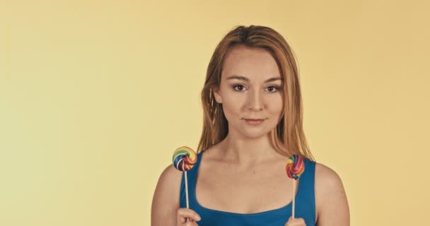 Woman holding two lolipops — Stock Video