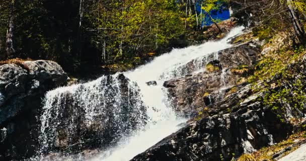 Cachoeira eólica nos Alpes — Vídeo de Stock