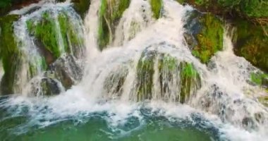 Şelale turkuaz su ile