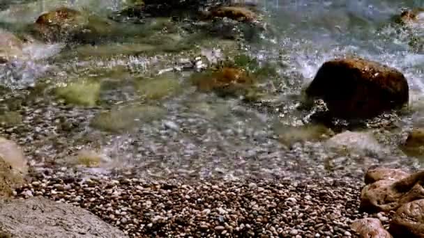 巨浪冲击在石头上 — 图库视频影像