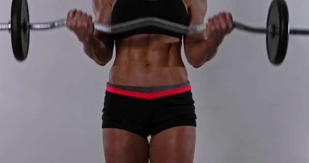 肌肉发达的妇女与弯曲的杠铃 — 图库视频影像