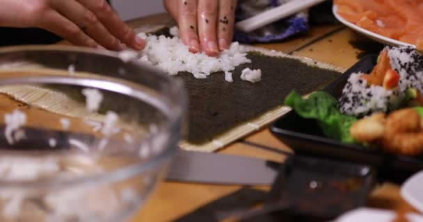 Příprava čerstvé sushi — Stock video