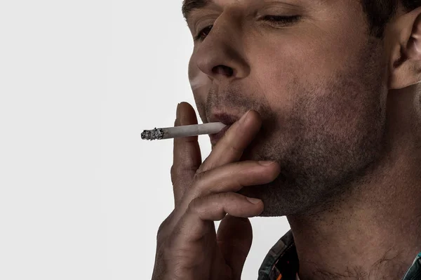 Fechar em nicotina viciado homem fumar cigarro . — Fotografia de Stock
