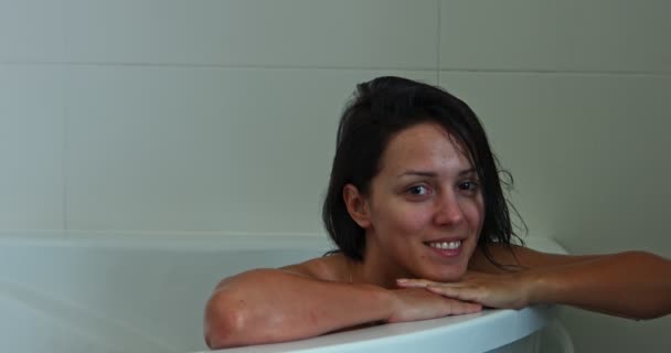 Улыбающаяся женщина в ванной — стоковое видео