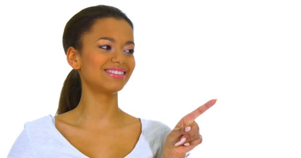 Frau zeigt mit Finger auf Seite — Stockvideo