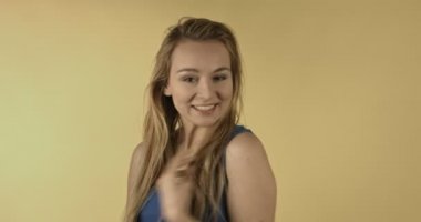 Kadın sarı arka plan üzerinde poz