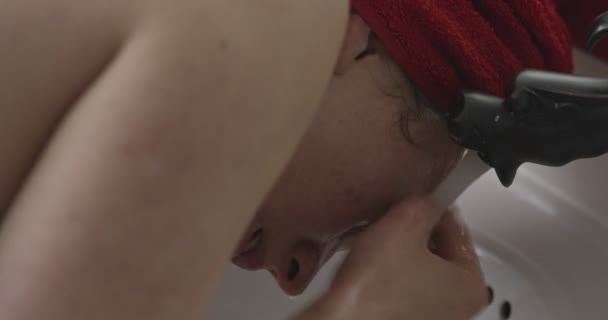 Женское умывание лица в ванной — стоковое видео