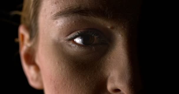 Женское лицо с карими глазами — стоковое видео