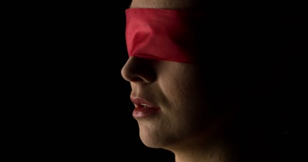 Mulher com faixa de olhos vermelhos — Vídeo de Stock