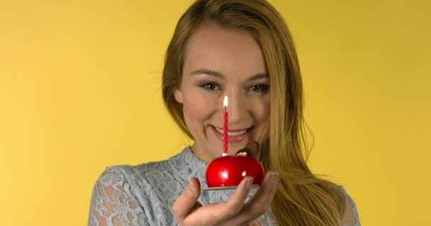 Mulher Está Segurando Bolo Aniversário Com Uma Vela Celebração Aniversário — Vídeo de Stock