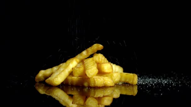 Картошка фри с солью — стоковое видео