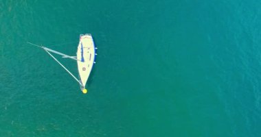 Beyaz mavi berrak denizi teknede