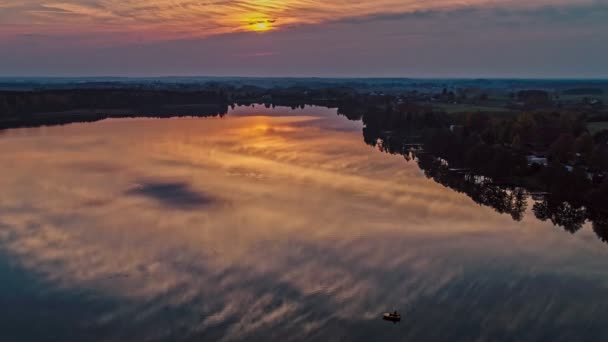 ツーリスティック地域 Kaszuby ポーランドのポメラニアの湖の夕焼け空 — ストック動画