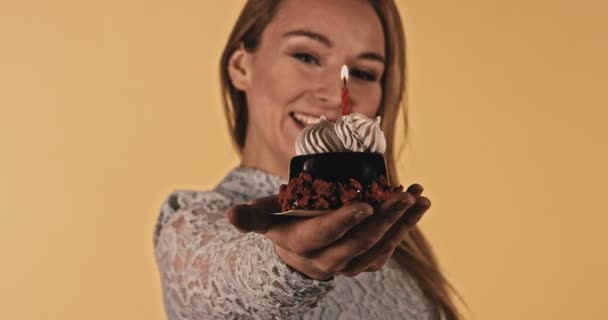 Tarta de cumpleaños con una vela — Vídeos de Stock