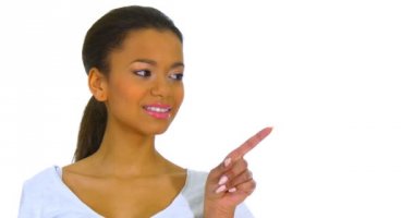 Sevimli genç bir kadın parmağını kaldırıyor.