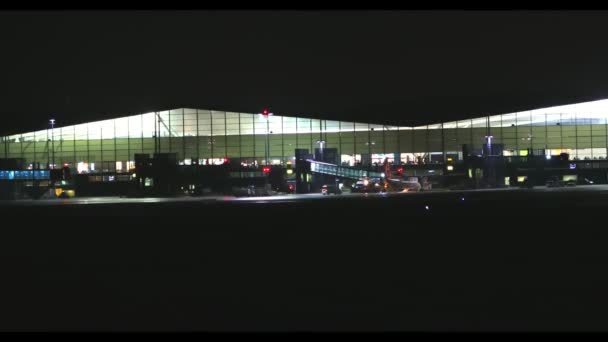 Аэропорт ночью. Timelapse — стоковое видео