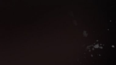 Siyah arka plan üzerine mini meringues kırma