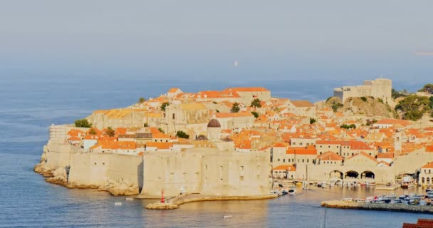 Dubrovnik, Kroatië - Dubrovnik oude stad in Kroatië is de prominente reisbestemming voor toeristische bezoeken Kroatië. Timelapse video. — Stockvideo