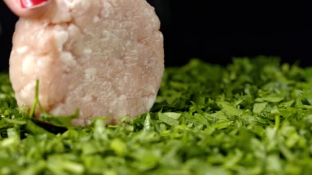 新鮮なパセリのみじん切りのレーリング新鮮な生肉 — ストック動画