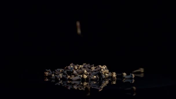 Chiodi di garofano asciutti su fondo nero — Video Stock