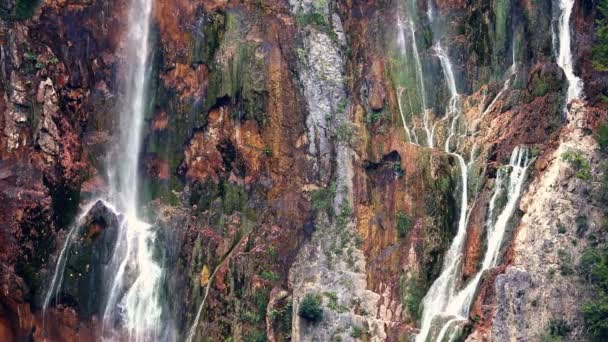 Caindo água em uma das cachoeiras do Lago Plitvice — Vídeo de Stock