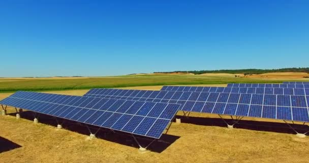 Eine Energie aus Sonne - Photovoltaik-Solarpark — Stockvideo