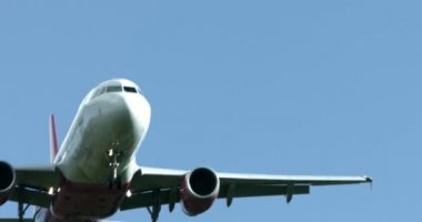 Uçak iniş üzerinde Kapat