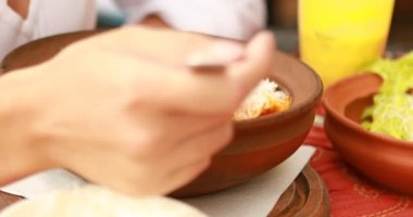 Kadın Hint restoranı yiyor