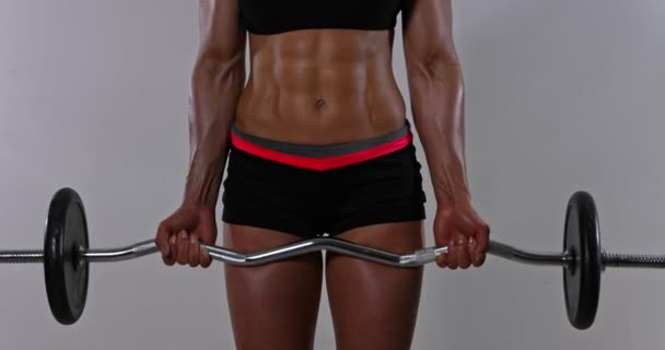 Entrenamiento de mujer atleta muscular en un gimnasio crossfit o en casa . — Vídeos de Stock