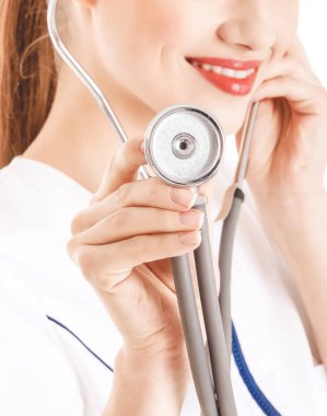 Elinde steteskop olan kadın doktor.