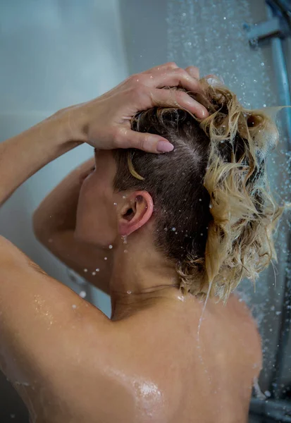 Nudo giovane donna prendendo doccia in bagno . — Foto Stock