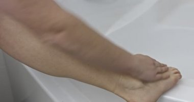 Bacak kremi tarafından nemlendirir