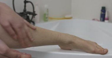 Bacağından banyo nemlendirmek