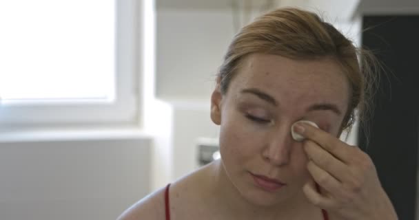 Mulher limpando os olhos com algodão pad — Vídeo de Stock