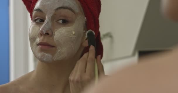 Cuidado de la piel con mascarilla — Vídeo de stock