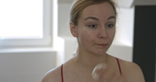 Очищення та протирання обличчя — стокове відео