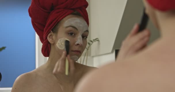 Kvinna med ansiktsmask i spegel — Stockvideo