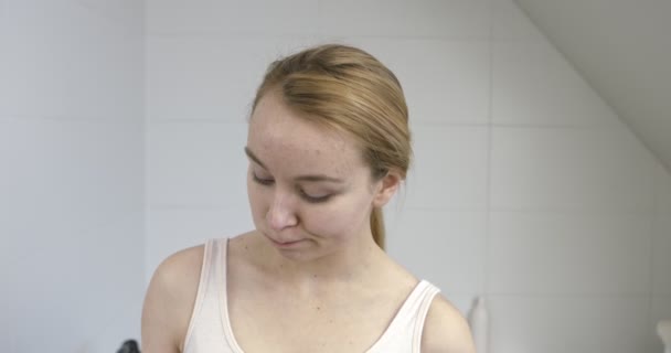Γυναίκα χρησιμοποιώντας στοματικό διάλυμα στο μπάνιο. — Αρχείο Βίντεο