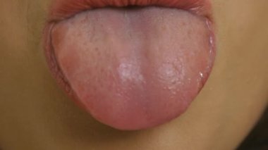 Kadın toungue gösterilen
